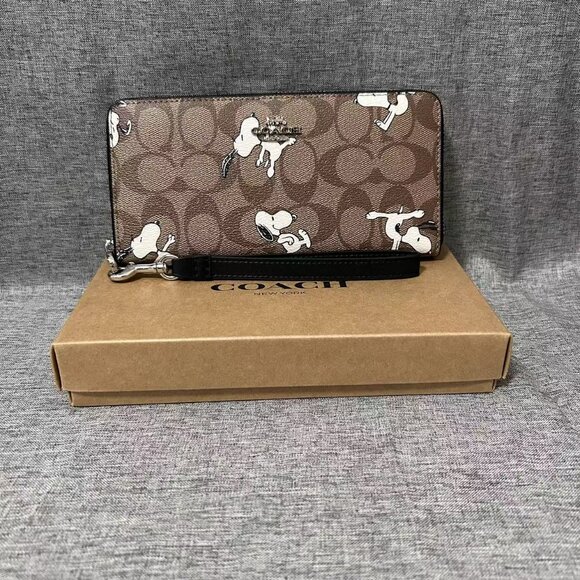 coach Handbags - NEW COACH PEANUTS Round Zip Long Wallet Snoopy Black Round Zipper